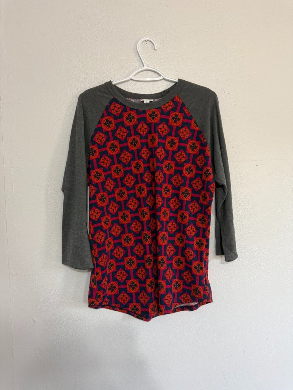 NWOT LuLaRoe Randy Grey Red Geometric Medallion Raglan Top L ❤️